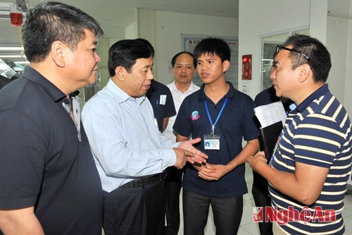 Chủ tịch UBND tỉnh hỏi thăm Giám đốc công ty may về những khó khăn, thuận lợi về môi trường đầu tư.