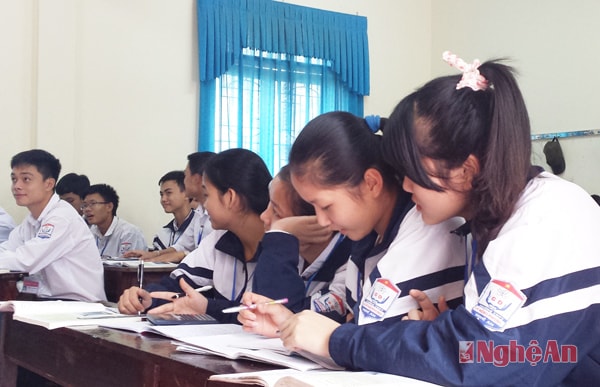 Học sinh lớp 12 A1 - Trường THPT Lê Hồng Phong (Hưng Nguyên) ôn thi tốt nghiệp.