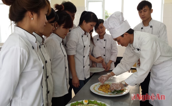 Giờ học thực hành môn nấu ăn của Trường Cao đẳng nghề Du lịch - Thương mại Cửa Lò                                                                                             