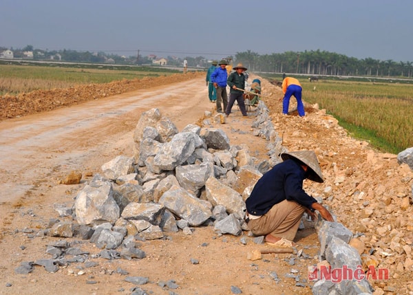 Thi công làm đường giao thông ở Diễn Hoa (Diễn Châu).