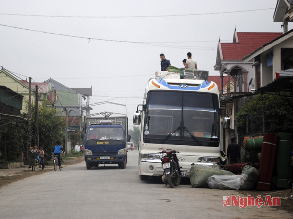 Xe khách biển kiểm soát Lào bốc xếp hàng trên tuyến 205.