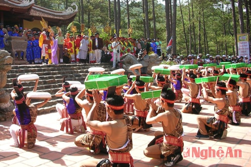 Tái hiện nghi lễ dâng bánh chưng, bánh dày tại Lễ hội Đền Hùng.Ảnh: p.v