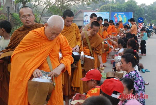 Khất thực ở Luangprabang. Ảnh Trần Duy Ngoãn