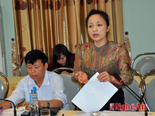 Đồng chí Phạm Thị Hồng Toan - Tỉnh ủy viên, Tổng Biên tập Báo Nghệ An phát biểu.