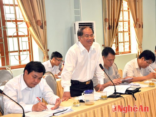 Đồng chí Lê Phúc Ân - Chủ tịch UBND thị xã phát biểu.