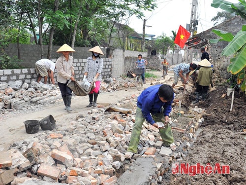 Đồng chí Chủ tịch UBND tỉnh khen ngợi bà con xã Long Thành tự giác hiến đất mở đường.