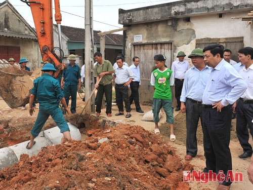 Bà con Nam Thành tập trung làm đường giao thông nông thôn.