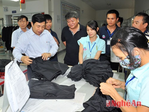 Chủ tịch UBND tỉnh xem sản phẩm của nhà máy.