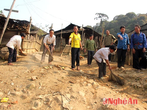 Bí thư bản Huồi Mới I, Và Gà Vừ (đứng giữa) hướng dẫn nhân dân dọn vệ sinh môi trường bản làng