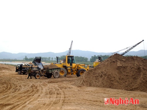 Bến cát của Công ty Quý Phú Trọng (Hùng Tiến - Nam Đàn).