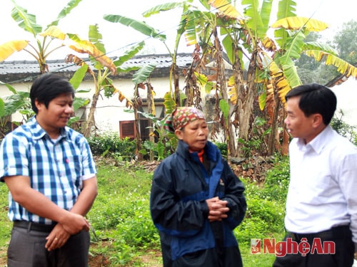 Cán bộ huyện luân chuyển về xã Hồng Sơn trao đổi với người dân.
