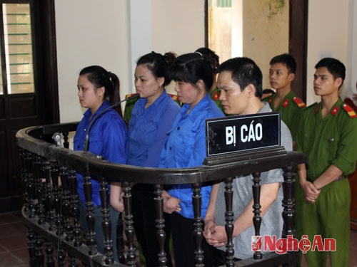 Các bị cáo trước vành móng ngựa.
