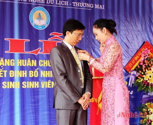 Đồng chí Đinh Thị Lệ Thanh trao Huân chương Lao động hạng Ba cho thầy Đậu Chính Nghĩa