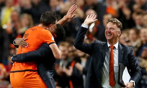 Van Gaal (phải) có sự liên hệ mật thiết với Van Persie, học trò cưng của ông ở tuyển Hà Lan đồng thời là công thần ở Man Utd.