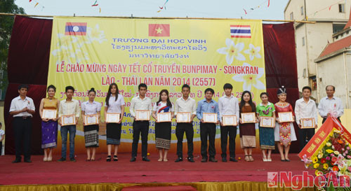 Tặng giấy khen cho các lưu học sinh Lào và Thái Lan có thành tích xuất sắc.