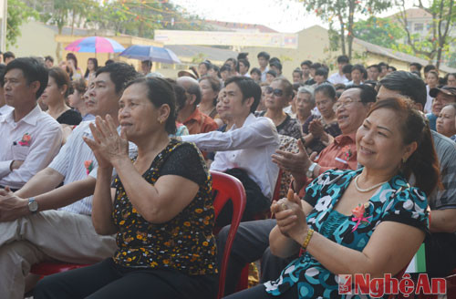 Nhiều bà con kiều bào ở Lào, Thái Lan cũng đến tham dự lễ.