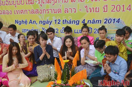 Các em lưu học sinh, sinh viên Lào, Thái Lan làm nghi lễ truyền thống.