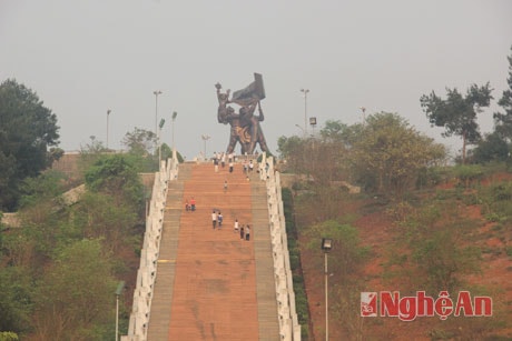 Tượng đài Chiến thắng Điện Biên Phủ được xây dựng trên đồi D1 vào dịp kỷ niệm 50 chiến thắng Điện Biên Phủ