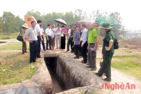 Du khách nghe hướng dẫn viên thuyết minh về Chiến dịch Điện Biên Phủ