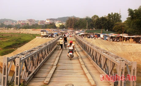 Cầu Mường Thanh bắc qua sông Nậm Rốm dẫn vào hầm tướng Đờ Cát