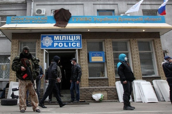 Các tay súng ủng hộ Nga chiếm một đồn cảnh sát ở Slavyansk. Ảnh: wsj.com
