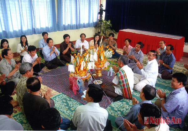 NSNA Trần Duy Ngoãn tham dự lễ buộc chỉ cổ tay cầu may ngày Tết Bun-pi-may (Lào).Ảnh: P.V