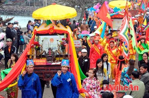 Lễ hội Cầu Ngư truyền thống năm 2012.