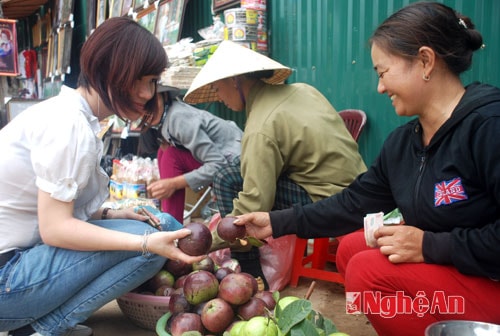 Hàng hoa quả bày bán ở Hoàng Trù (Kim Liên).