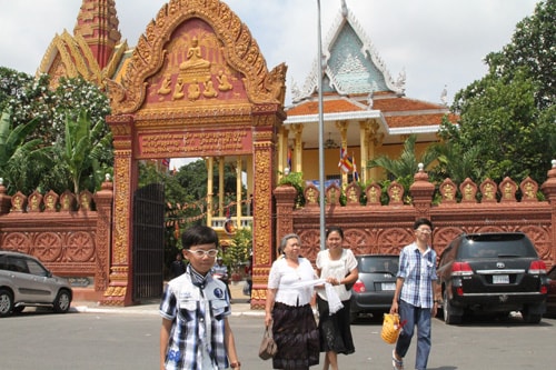 Người dân lên chùa cầu may mắn