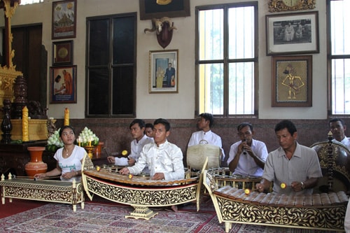 Dàn nhạc dân tộc biểu diễn trong chùa