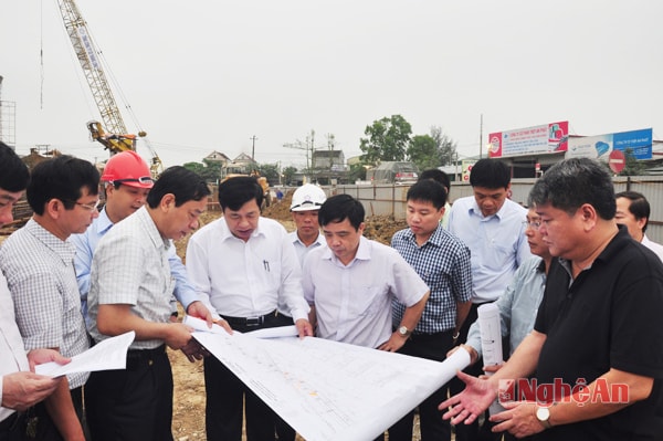 Các đồng chí lãnh đạo tỉnh, các sở, ban, ngành kiểm tra công tác GPMB tại điểm cầu vượt đường sắt và QL1A trên địa bàn xã Nghi Kim (TP. Vinh). Ảnh: Đức Chuyên
