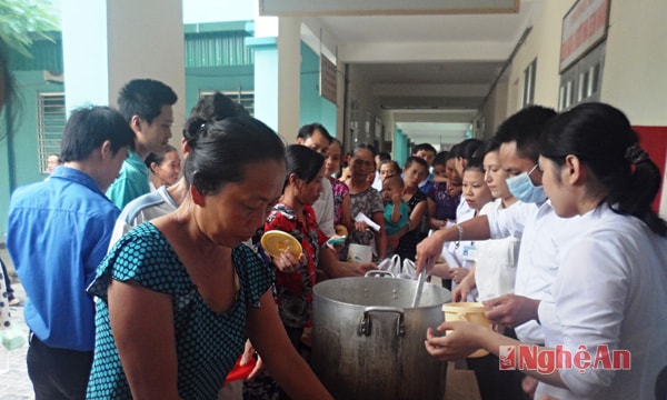 Đoàn viên, thanh niên Nghi Lộc phát cháo miễn phí cho bệnh nhân nghèo tại Bệnh viện ĐK huyện Nghi Lộc.