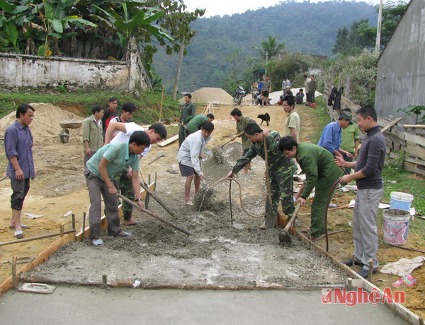 Cán bộ, chiến sỹ Đồn BP Hạnh Dịch giúp dân làm đường giao thông.