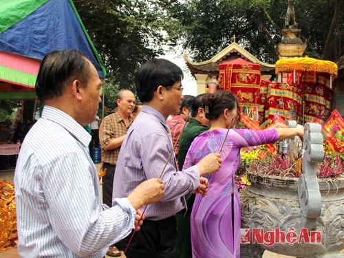 Đại diện các ban ngành thắp hương.