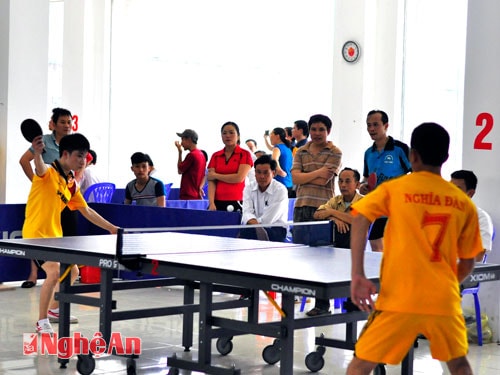 Trận bóng bàn đôi nam giữa Thành phố Vinh và Nghĩa Đàn.