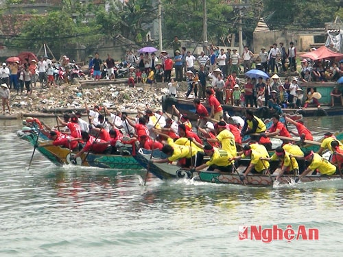 Các đội tham gia thi đua thuyền.