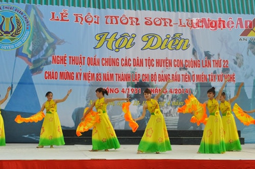 Tiết mục văn nghệ dự liên hoan