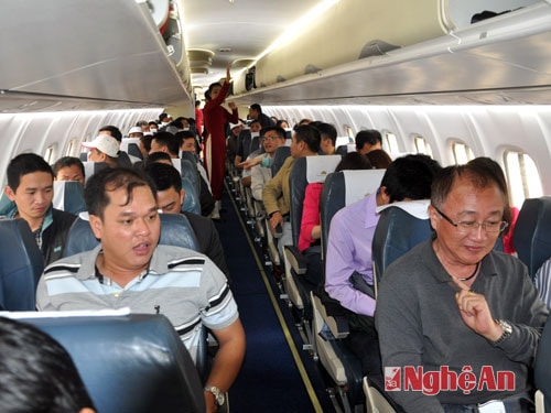 Khách hàng từ Vinh đi Thủ đô Viêng Chăn bằng máy bay ATR 72 của Vietnam Airlines. Ảnh: Khánh Ly