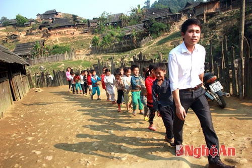 Thầy Phùng Văn Mùi và học sinh trong giờ thể dục.