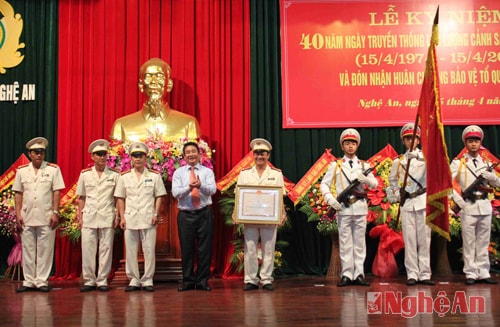 Đồng chí Thái Văn Hằng trao Huân chương bảo vệ Tổ quốc hạng Ba của Chủ tịch nước