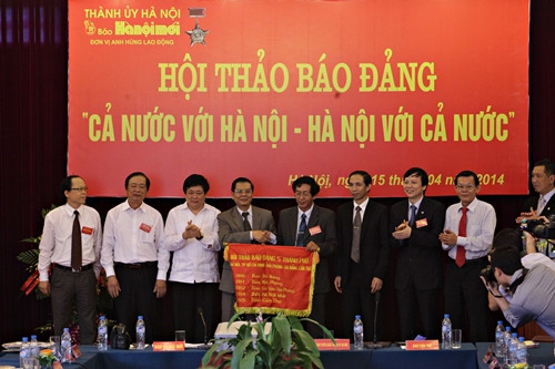 TBT báo Hànộimới Tô Quang Phán trao cờ luân lưu đăng cai Hội thảo tiếp theo cho báo Cần Thơ