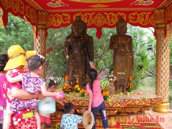 Người Lào thường dùng nước để tắm cho tượng Phật hoặc ban nước thơm cho các du khách tắm tượng Phật trong các ngôi chùa.