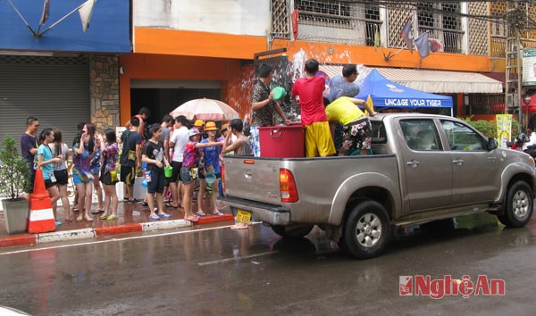 Người Lào tin rằng nước sẽ giúp gột rửa điều xấu xa, bệnh tật và cầu chúc năm mới sống lâu, sạch sẽ và mạnh khỏe. 