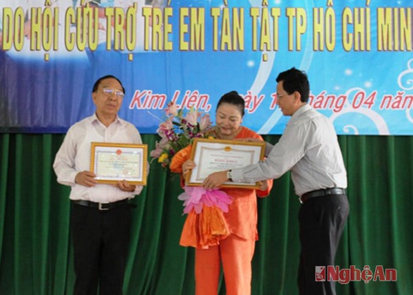 Ông Vi Ngọc Quỳnh - Phó giám đốc Sở LĐ-TB&XH thừa ủy quyền Chủ tịch UBND tỉnh trao bằng khen cho ông Nguyễn Văn Chí - Chủ tịch hội và bà Trương Thị Nở - Phó chủ tịch Hội cứu trợ trẻ em tàn tật