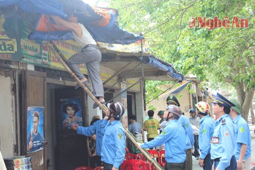 Lực lượng chức năng cưỡng chế giải tỏa lấn chiếm vỉa hè, hành lang ATGT