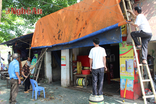 Nhiều hộ kinh doanh tự tháo dỡ khi thấy lực lượng chức năng giải tỏa trên tuyến (chụp ở đường Hồ Tùng Mậu)