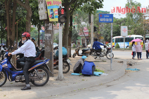 Tuy nhiên tình trạng lấn chiếm vỉa hè, hành lang ATGT vẫn diễn ra phổ biến (Chụp tại ngã tư đường Nguyễn Văn Trỗi giao cắt với QL1A)