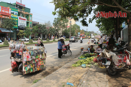 Trên đoạn QL1A (Đường Nguyễn Du), gần chợ ĐH Vinh, một sộ buôn bán còn lẫn chiếm cả vỉa hè, lòng đường