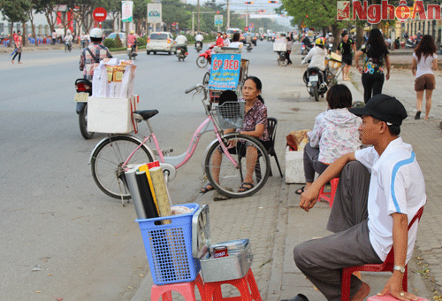 Một kiểu vi phạm vỉa hè, hành lang ATGT (Chụp đường Nguyễn Du-đối diện ĐH Vinh) 