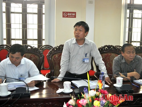 Phó Chủ tịch UBND huyện Võ Tiến Sỹ báo cáo kết quả công tác xây dựng trường chuẩn Quốc gia.
